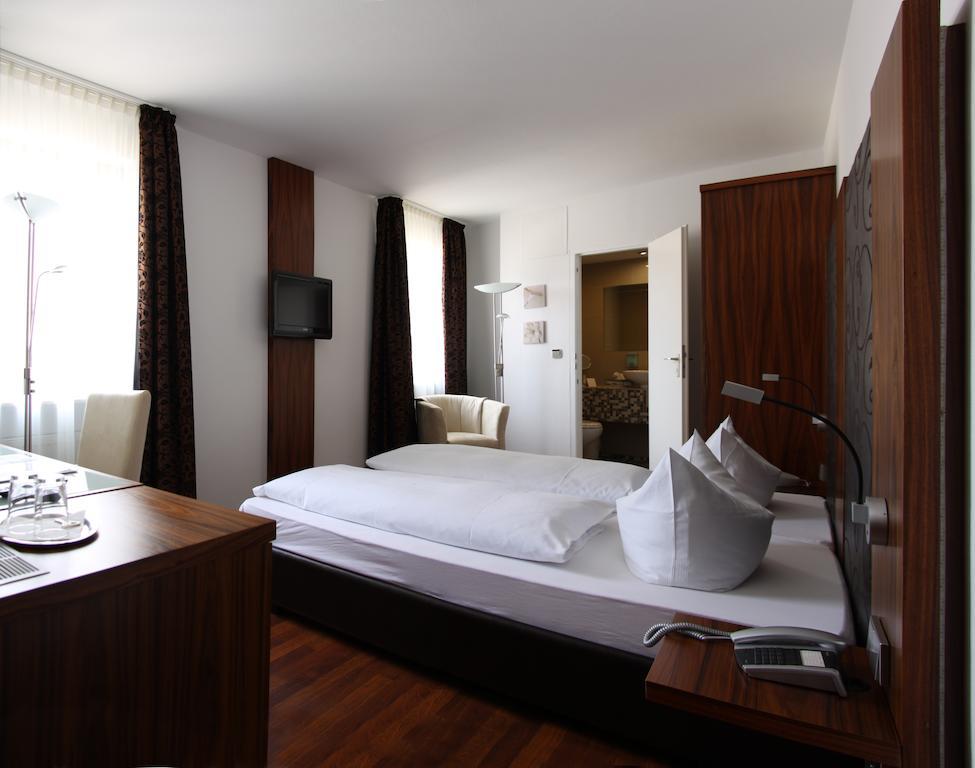 Hotel Zur Pfalz Kandel Room photo