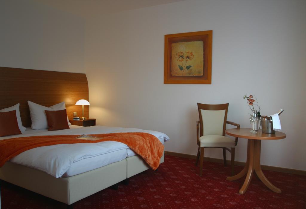 Hotel Zur Pfalz Kandel Exterior photo