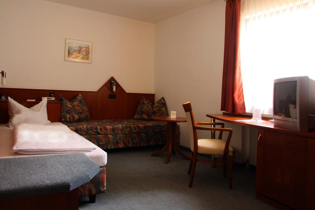 Hotel Zur Pfalz Kandel Room photo